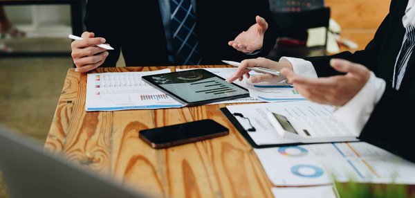 Quali sono gli aspetti legali da considerare nello sviluppo di applicazioni IoT per il settore sanitario?